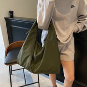 ショルダーバッグ 肩掛け鞄 レディース 女性 メンズ 男性 ユニセックス 男女兼用 お揃い ペアルック カバン 大容量 大きめ チャック ファスナー シンプル カジュアル シック クール かっこいい おしゃれ 通学 通勤 ショッピング お出かけ レジャー トラベル 旅行