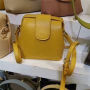 ショルダーバッグ バケットバッグ バケツバッグ レディース 女性 鞄 カバン 斜め掛け 肩掛け 内ポケット フェイクレザー 長さ調節可能 ボタン マグネット 無地 単色 シンプル お洒落 かわいい お出かけ 普段使い 婦人用