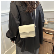ショルダーバッグ ミニショルダー 鞄 カバン レディース 女性 マグネットボタン シンプル おしゃれ かわいい かばん フェイクレザー スマホ入れ 斜め掛け 小ぶり 小さめ 無地