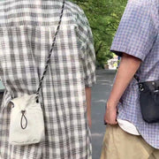ショルダーバッグ ユニセックス 軽量 男女兼用 レディース メンズ スマホショルダー ミニショルダー 巾着風 鞄 かばん カバン スクエア 四角 シンプル 無地 単色 斜め掛け 肩掛け おしゃれ かわいい かっこいい お出かけ 女性用 男性用
