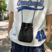 ショルダーバッグ ユニセックス 軽量 男女兼用 レディース メンズ スマホショルダー ミニショルダー 巾着風 鞄 かばん カバン スクエア 四角 シンプル 無地 単色 斜め掛け 肩掛け おしゃれ かわいい かっこいい お出かけ 女性用 男性用