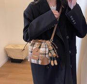 ショルダーバッグ レディース 女性 バッグ カバン 鞄 マグネットボタン 巾着バッグ 斜め掛け 肩掛け 調節可能 チェック かわいい おしゃれ