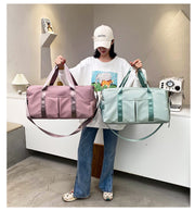 ボストンバッグ ショルダーバッグ レディース メンズ 2WAY シューズ収納 靴収納 ポケット バッグ 旅行 スポーツ トラベル ゴルフ ジム BAG かばん カバン 鞄 ダッフルバッグ キャリーオンバッグ 斜めがけ 手提げ 肩掛け ショルダーストラップ ショルダーベルト 取り外し ファスナー 無地 ブラック グレー ピンク ネイビー シンプル カジュアル 男女兼用 男性 女性