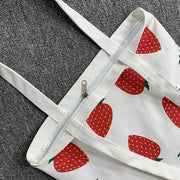 トートバッグ 鞄 レディース カバン 肩掛け 手提げ ファスナー イチゴ柄 帆布 四角形 大容量 女性用 婦人用 ジッパー 可愛い おしゃれ 普段使い 通学 キャンパス お出かけシーン