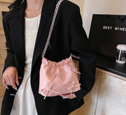 ショルダーバッグ 巾着バッグ 肩掛け 斜め掛け レディース 女性 鞄 カバン Y2K風 リボン チェーン マグネットボタン レザー調 フェイクレザー お洒落 シンプル 可愛い お洒落 婦人