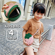 ポシェット ショルダーバッグ 鞄 キッズ 子供用 女の子 カバン 肩掛け 斜め掛け イチゴ型 苺型 ラインストーン ファスナー 可愛い おしゃれ お出掛け 女子 子ども用