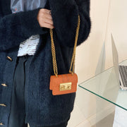 ミニショルダーバッグ ポシェット レディース 女性 婦人 鞄 カバン コンパクト レザー調 スクエア チェーン 肩掛け 斜め掛け 小さめ かわいい キュート ガーリー おしゃれ お出かけ 散歩 プレゼント 白 黒 茶 ピンク