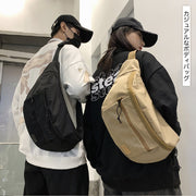 ボディバッグ ショルダーバッグ 男女兼用 メンズ レディース 大容量 斜めがけ 肩掛け ファスナー ジッパー ポケット ロゴ カジュアル シンプル スポーティー お洒落 お出かけ 普段使い ユニセックス 男性 女性 カーキ ブラック