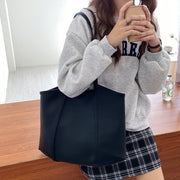トートバッグ レディース 女性 鞄 かばん フェイクレザー 手提げバッグ ショルダーバッグ マグネットボタン 肩掛け 単色 無地 かわいい おしゃれ カジュアル シンプル 大容量 お出かけ 通勤 通学 黒 茶 ベージュ