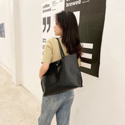 ショルダーバッグ トートバッグ レディース 女性 鞄 かばん 大きめ マグネットボタン 内ポケット付き 肩掛け フェイクレザー ブラック ホワイト ブラウン シンプル フォーマル カジュアル シック かわいい キュート フェミニン
