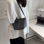 ショルダーバッグ レディース 女性 メンズ 男性 ユニセックス 男女兼用 小型 コンパクト 小さめ チャック ファスナー 軽量 フロントポケット 無地 シンプル カジュアル 可愛い キュート かわいい クール かっこいい おしゃれ お出かけ お散歩 お揃い ペアルック カバン 鞄