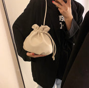 巾着ポーチ 巾着バッグ ショルダーバッグ 斜め掛けバッグ 肩掛けバッグ ポシェット 小さめ コンパクト レディース レザー調 無地 単色 シンプル おしゃれ かわいい 旅行 お出かけ 巾着袋 きんちゃくぶくろ キンチャク