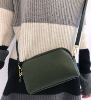 ショルダーバッグ 斜め掛け 肩掛け レディース 女性 鞄 かばん 二層 ポケット ファスナー レザー調 フェイクレザー シンプル カバン お洒落