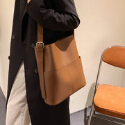 ショルダーバッグ レディース 女性 婦人 鞄 カバン レザー調 マグネットボタン 長さ調節可能 斜めがけ 肩掛け 無地 単色 シンプル おしゃれ