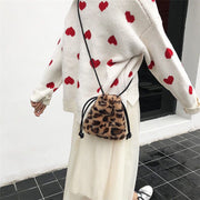 ミニショルダーバッグ 巾着 ボアバッグ ポシェット ヒョウ柄 ウシ柄 レディース 秋冬 ファッション小物 肩掛け 斜め掛け モコモコ 可愛い カウ柄 レオパード