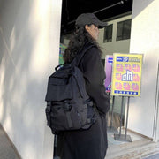 リュックサック デイパック レディース メンズ 女性 男性 ユニセックス 男女兼用 フロントポケット 大容量 プラバックル 無地 ブラック オフホワイト シンプル カジュアル 通学 通勤