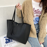 トートバッグ 手提げかばん レディース 女性 鞄 カバン 肩掛け ハンドバッグ マグネットボタン フェイクレザー タッセル付き 無地 単色 高級感 大容量 シンプル おしゃれ かわいい きれいめ お出かけ 通勤 通学 赤 青 黒 ピンク 茶