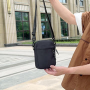 ショルダーバッグ メンズ 男性 紳士 鞄 カバン 肩掛け 斜め掛け ミニバッグ 長さ調節可 スクエア 四角 ファスナー ジッパー ポケット付き カジュアル かっこいい おしゃれ シンプル スポーティ ブラック 黒