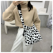 ショルダーバッグ レディース フリース ふわふわ もこもこ かばん 大容量 軽量 A4 斜めがけ 肩掛け ウシ柄バイカラー 旅行