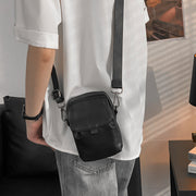 ショルダーバッグ ミニショルダー メンズ 男性用 ポーチ 斜め掛け 肩掛け レザー調 ポケット マグネット ファスナー ジッパー シンプル おしゃれ かっこいい お出かけ 普段使い かばん 鞄 カバン 紳士用