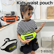 ウエストバッグ ウエストポーチ ボディバッグ キッズ 女の子 子ども 男の子 レザー調 肩掛け 斜め掛け 2WAY ユニセックス 男女兼用 シンプル ロゴ 英字 バイカラー ファスナー カジュアル スポーティー おしゃれ かっこいい お出かけ 普段使い デイリー 男児 女児 かばん 鞄 ブラック 黒 オレンジ 蛍光イエロー 黄色  ランニング スポーツ レジャー アウトドア ヒップバッグ おでかけ