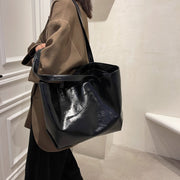 トートバッグ ショルダーバッグ 肩掛け 手提げ カバン かばん レディース 女性用 無地 レザー調 大きめ 大容量 たっぷり ファスナー おしゃれ シンプル 通勤 通学 鞄 ブラック カーキ ブラウン