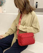 ショルダーバッグ レディース 無地 シンプル 多収納 ナイロン 斜めがけ 肩掛け かばん BAG ミニショルダー ファスナー 小さめ コンパクト カバン 鞄 内ポケット付き ワンショルダー キルティング グレー ネイビーブルー ブラック カジュアル デイリー 普段使い お出かけ お呼ばれ 上品 大人 女性 婦人 プレゼント ギフト 贈り物 誕生日 記念日 母の日