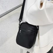ショルダーバッグ 肩掛け鞄 肩掛けバッグ ポシェット ユニセックス 男女兼用 レディース 女性 メンズ 男性 お揃い おそろい ペアルック カバン コンパクト 小型 小さめ 長方形 縦型 フロントポケット 内ポケット チャック ファスナー PUレザー 無地 シンプル シック クール かっこいい カジュアル 可愛い かわいい キュート おしゃれ
