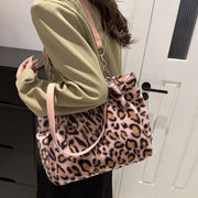 ショルダーバッグ レディース 女性 鞄 カバン 横長 長方形 チャック ファスナー チェーン フェイクファー 総柄 レオパード 豹柄 フェミニン ガーリー 華やか 可愛い キュート おしゃれ ポップ カジュアル