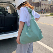 ショルダーバッグ 肩掛けバッグ レディース 女性 婦人用 鞄 かばん ナイロン 無地 単色 シンプル おしゃれ かわいい 大きめ 大容量 エレガント 上品 大人女子 きれいめ お出かけ 普段使い 通勤 通学