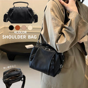 ショルダーバッグ 斜め掛け 肩掛け ミニ 小さめ コンパクト カジュアル 太ストラップ 2WAY 鞄 カバン レディース 女性 大容量 ファスナー レザー調 フェイクレザー シンプル 収納力 無地 お洒落 くすみカラー お出かけ オールシーズン ソフト エレガント きれいめ デート ブラック