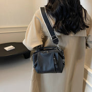 ショルダーバッグ 斜め掛け 肩掛け ミニ 小さめ コンパクト カジュアル 太ストラップ 2WAY 鞄 カバン レディース 女性 大容量 ファスナー レザー調 フェイクレザー シンプル 収納力 無地 お洒落 くすみカラー お出かけ オールシーズン ソフト エレガント きれいめ デート ブラック