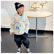 ボディバッグ キッズ 子供用 男女兼用 男の子 女の子 鞄 カバン 斜め掛け 肩掛け ワンショルダーバッグ 英字入り ファスナー チャック コンパクト 長さ調節可 ミニバッグ 小さめ カジュアル かっこいい おしゃれ かわいい お出かけ プレゼント 贈り物 白 青 黒 黄 橙