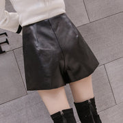 ショートパンツ キュロット レザー調 フェイクレザー レディース 女性 ボトムス 短パン ハイウエスト ポケット サイドジッパー ジップアップ チャック 無地 シンプル おしゃれ かっこいい 可愛い カジュアル 脚見せ 膝上 婦人 お出かけ デート ブラック 黒