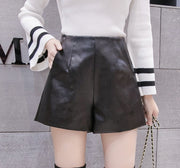 ショートパンツ キュロット レザー調 フェイクレザー レディース 女性 ボトムス 短パン ハイウエスト ポケット サイドジッパー ジップアップ チャック 無地 シンプル おしゃれ かっこいい 可愛い カジュアル 脚見せ 膝上 婦人 お出かけ デート ブラック 黒