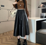 レザースカート ロングスカート フレアスカート Aライン ポケット付き レディース 女性 婦人 大人女子 レザー調 フェイクレザー 膝下 ロング丈 ウエストゴム ハイウエスト シンプル お洒落 クール かっこいい パンク 無地