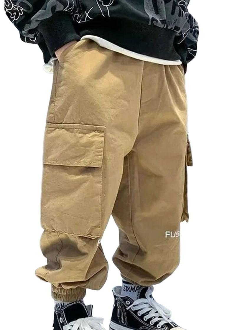 ロングパンツ カーゴパンツ 長ズボン キッズ ジュニア 子供 男の子 ボーイズ ボトムス ウエストゴム 裾ゴム 110 120 130 140 150 英字 ロゴ カジュアル シンプル 着回し お洒落 子供服 男児  春 秋 春服 秋服 カーキ グリーン ブラック 黒 ポケット付き 小学生 中学生  160 170
