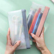 ペンケース 筆箱 筆入れ ペン入れ 筆記用具入れ 文房具入れ 文房具 文具 半透明 シンプル スクエア ファスナー チャック 透け感 ペンポーチ 学校 オフィス 仕事 ユニセックス 事務用品 ステーショナリー雑貨 白 青 緑 ピンク 灰 黒 紫 赤 黄