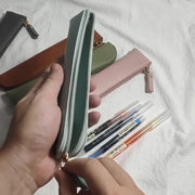 ペンケース 筆箱 レディース 女性 メンズ 男性 ユニセックス 男女兼用 お揃い ペアルック 文房具 収納グッズ 整理用品 コンパクト 小さめ 細身 スリム チャック ファスナー フェイクレザー 無地 オフホワイト グレー ピンク シンプル シック フォーマル おしゃれ 可愛い キュート クール かっこいい