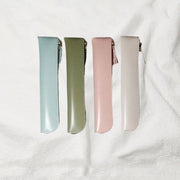 ペンケース 筆箱 レディース 女性 メンズ 男性 ユニセックス 男女兼用 お揃い ペアルック 文房具 収納グッズ 整理用品 コンパクト 小さめ 細身 スリム チャック ファスナー フェイクレザー 無地 オフホワイト グレー ピンク シンプル シック フォーマル おしゃれ 可愛い キュート クール かっこいい