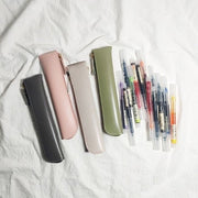 ペンケース 筆箱 レディース 女性 メンズ 男性 ユニセックス 男女兼用 お揃い ペアルック 文房具 収納グッズ 整理用品 コンパクト 小さめ 細身 スリム チャック ファスナー フェイクレザー 無地 オフホワイト グレー ピンク シンプル シック フォーマル おしゃれ 可愛い キュート クール かっこいい