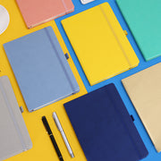 手帳 A5 ミニノート メモ帳 罫線 文房具 ステーショナリー カバー付き 横軸 ダイアリー ミーティング ビジネス 日記帳 合皮カバー 日用品 文具 ゴムベルト ペンホルダー付き 100枚 200ページ 無地 単色 ベーシック シンプル カジュアル 学生 事務用品 仕事 灰 ピンク 黄 黒 赤 青 茶 緑