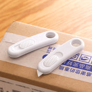 ミニカッター ナイフ 格納式 スライド式 マグネット付き 穴付き 紙 ペーパー 段ボール 文房具 小型 小さめ コンパクト 携帯 持ち運び ポータブル 軽量 磁石