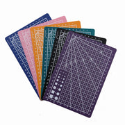 カッティングマット カッター板 単品 1枚 A5 日用品 文房具 ハンドメイド 四角 長方形 目盛り付き 方眼 カッター 裁断 シンプル コンパクト かわいい
