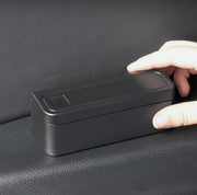 コインホルダー コイン収納ボックス 車用コインケース 車載 自動車 車用品 カー用品 オーガナイザー 粘着式 テープ式 貼り付け ポータブル 小銭入れ お釣り 貯金箱 蓋付き 整理 シンプル スタイリッシュ 黒