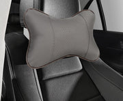 ネッククッション 車用クッション 首用 単品 首枕 カー用品 車用品 カーアクセサリー フェイクレザー ネックパッド ネックピロー ヘッドレスト ステッチ 取り付け簡単 負担軽減 通気性 ゴムベルト 中綿入り ふわふわ おしゃれ かっこいい スマート シンプル 黒 茶 ベージュ 灰