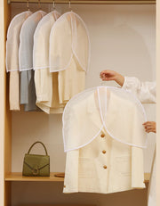 衣類カバー 単品 1枚 洋服カバー ショートタイプ 肩掛け 収納用品 ショルダーカバー 吊り下げ 保管 ほこり除け 埃除け 防塵 防汚 日用品雑貨 衣服 クローゼット スーツ ドレス コート