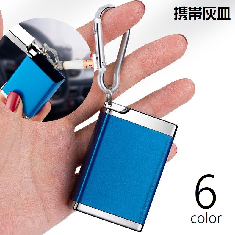 携帯灰皿 小型灰皿 灰皿 アッシュトレイ 喫煙用具 カラビナ付き ポータブル 持ち運び 持ち歩き ミニ灰皿 スライド式 蓋付き 吸い殻入れ 火消 金属製 無地 通勤 アウトドア お出かけ シンプル カジュアル 銀色 緑 赤 青 黒 金色