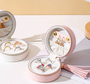アクセサリーケース ジュエリーケース アクセサリーボックス ジュエリーボックス 宝石箱 収納雑貨 収納グッズ 整理用品 小型 コンパクト 丸形 ラウンド 持ち運び可能 フリンジ チャック ファスナー フェイクレザー 無地 ピンク ホワイト シンプル カジュアル フェミニン 可愛い キュート おしゃれ