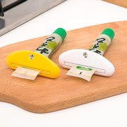 チューブ絞り器 押出器 日用品雑貨 チューブホルダー しぼり器 ホルダー 歯磨き粉 軟膏 絵の具 ハンドクリーム 化粧品 洗顔料 スクイーザー 単色 無地 キッチン 洗面台 シンプル 便利グッズ 黄 白 緑 ピンク